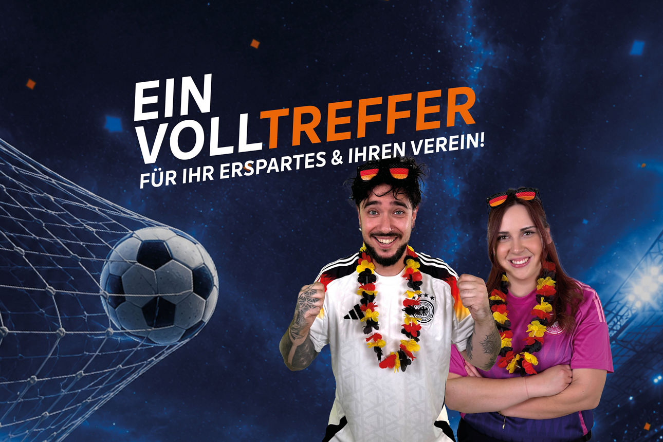Zwei Deutschland-Fußballfans, dahinter Text: Ein Volltreffer für Ihr Erspartes.