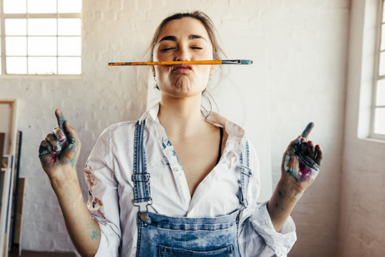 Frau mit Pinsel auf der Lippe