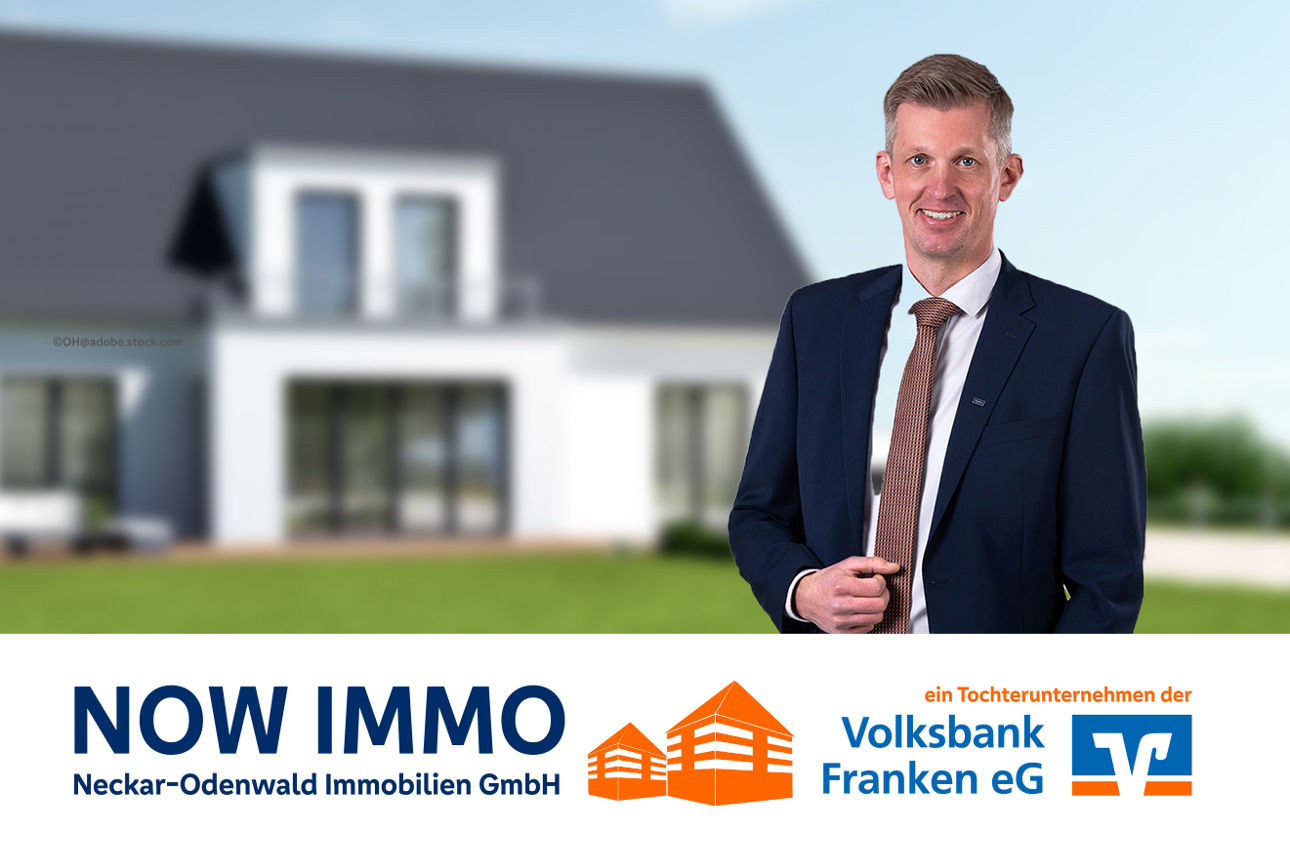 Der Geschäftsführer der NOW-Immo GmbH steht vor einem neuen Haus