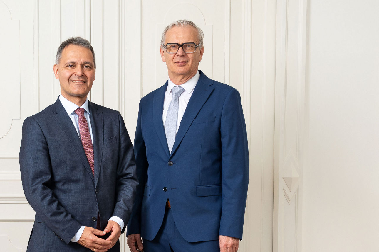 Beide Vorstände der Volksbank Mittweida stehen in den Räumen der Werkbank32 