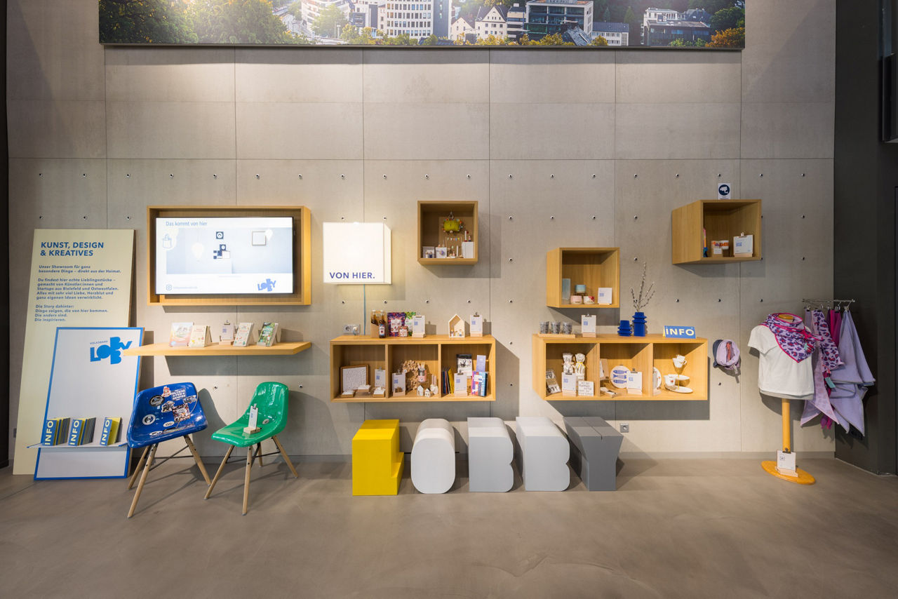 Produktwand vom Showroom in der Volksbank-Lobby in Bielefeld
