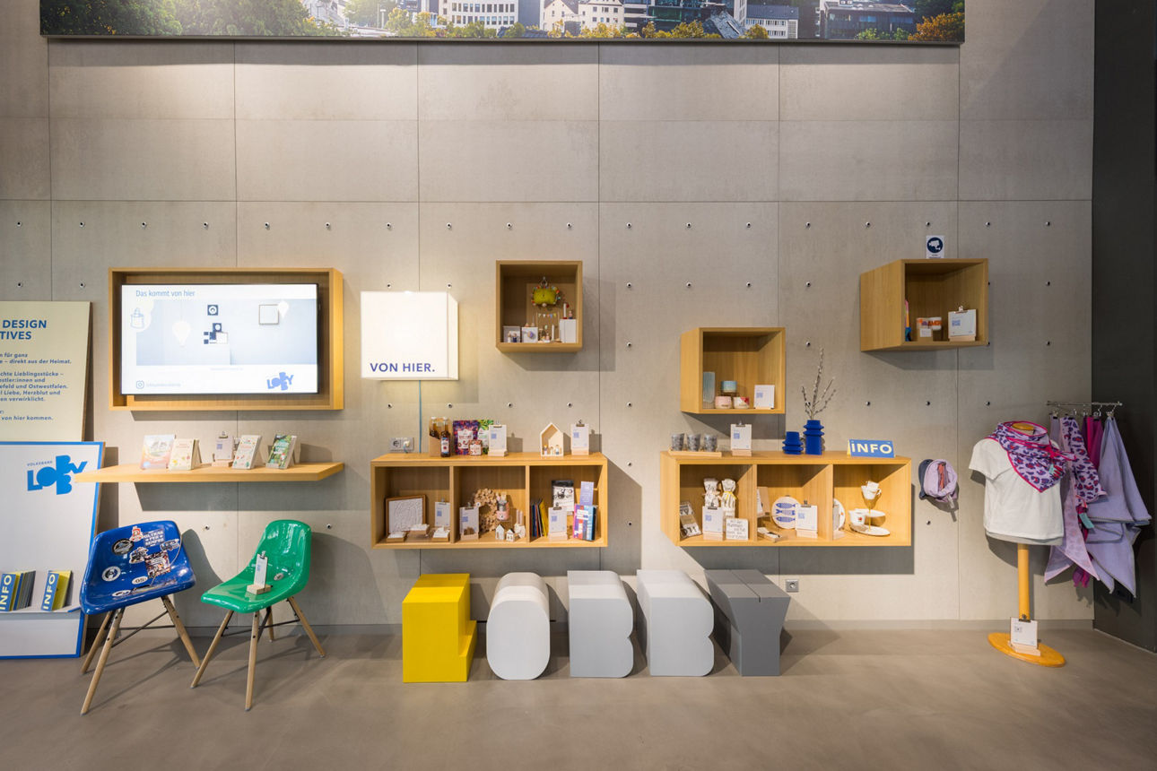 Produktwand vom Showroom in der Volksbank-Lobby in Bielefeld