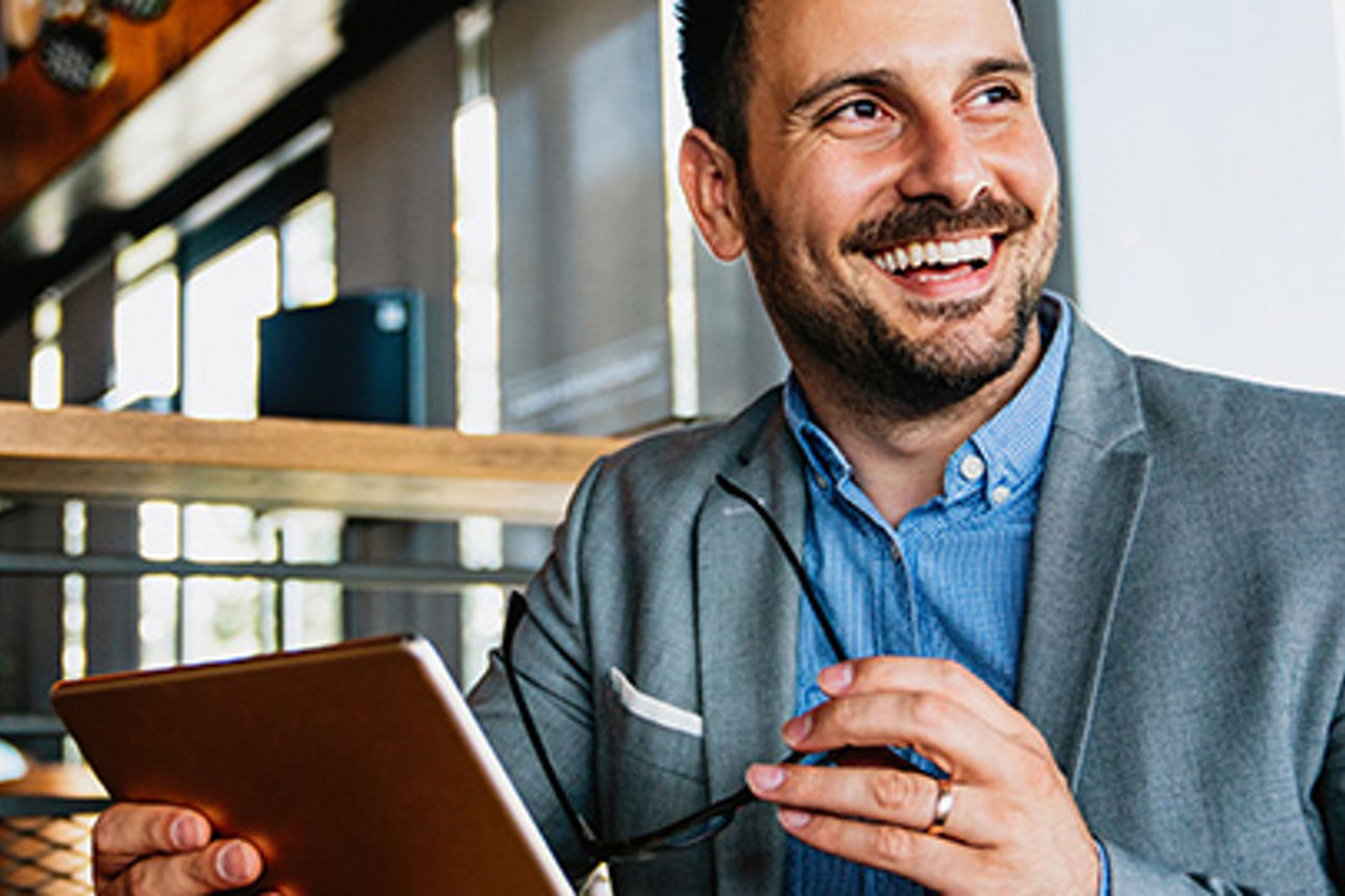 Businessmann lächelt im Cafe