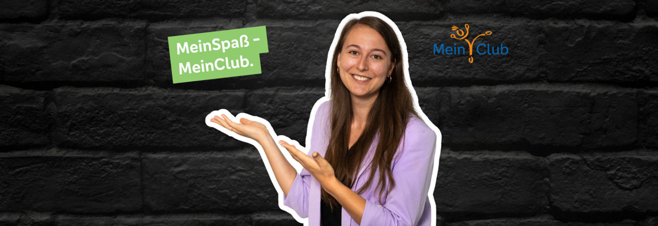 Lächelnde Frau deutet auf Schriftzug "MeinSpaß - MeinClub"