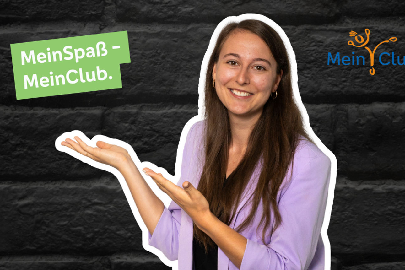 Lächelnde Frau deutet auf Schriftzug "MeinSpaß - MeinClub"