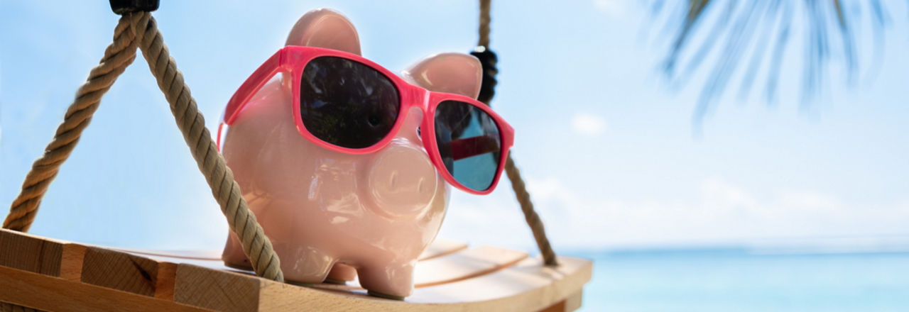 Ein Sparschwein mit Brille
