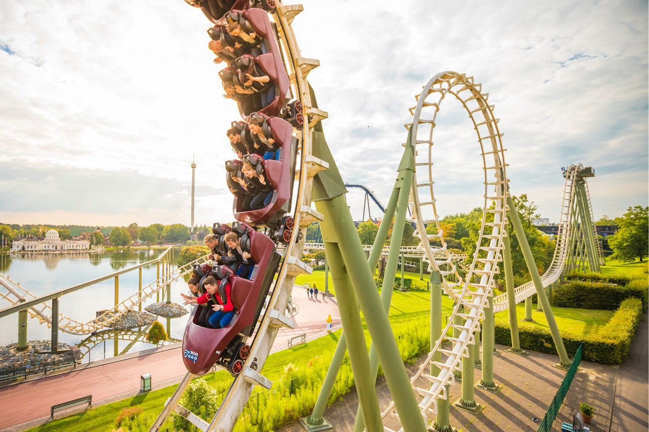 Bild einer Achterbahn in einem  Freizeitpark