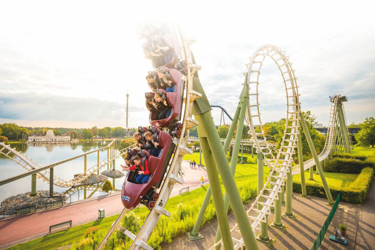 Achterbahn mit roten Wagen