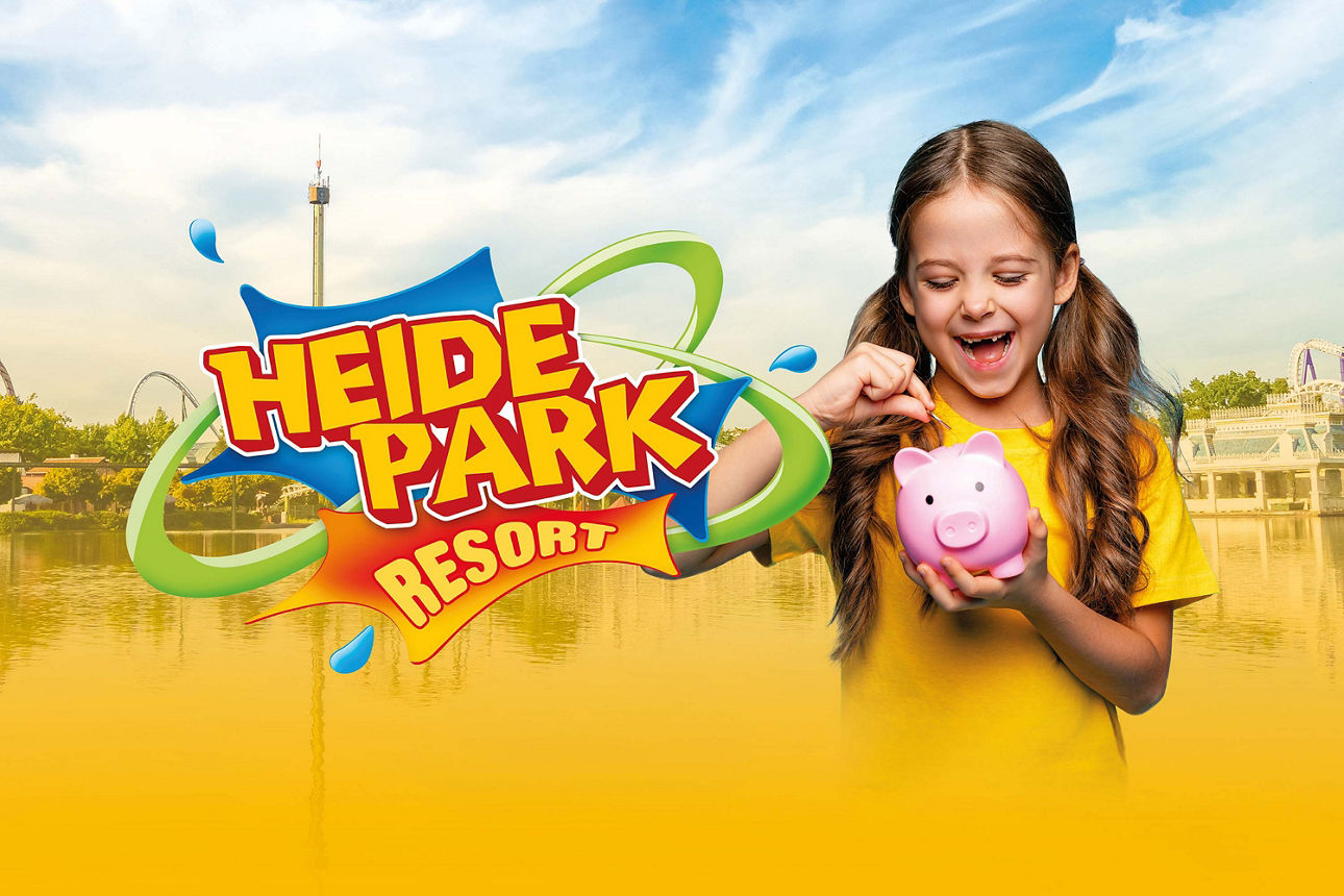 Mädchen mit Sparschwein und Logo Heide Park Ressort