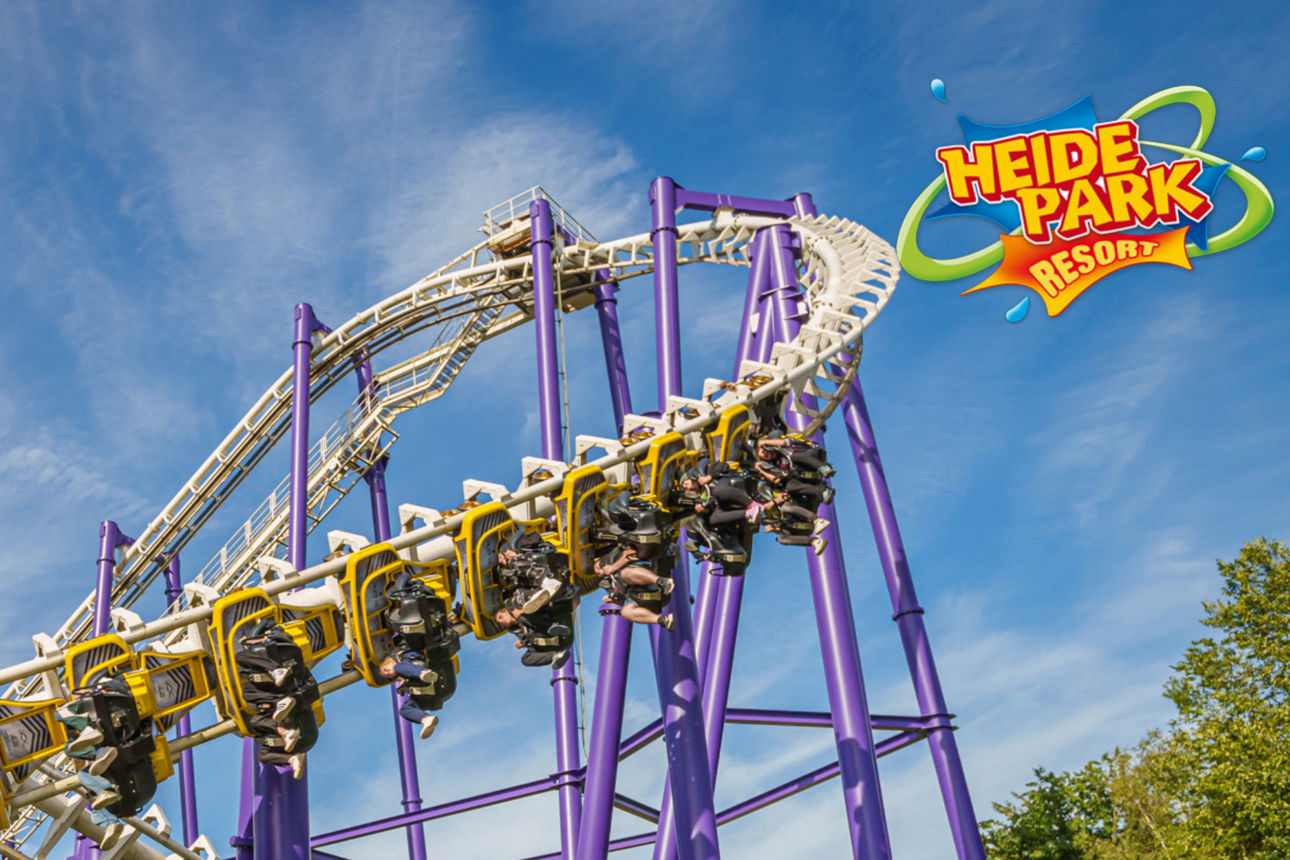 Viele Menschen in einer blauen Achterbahn