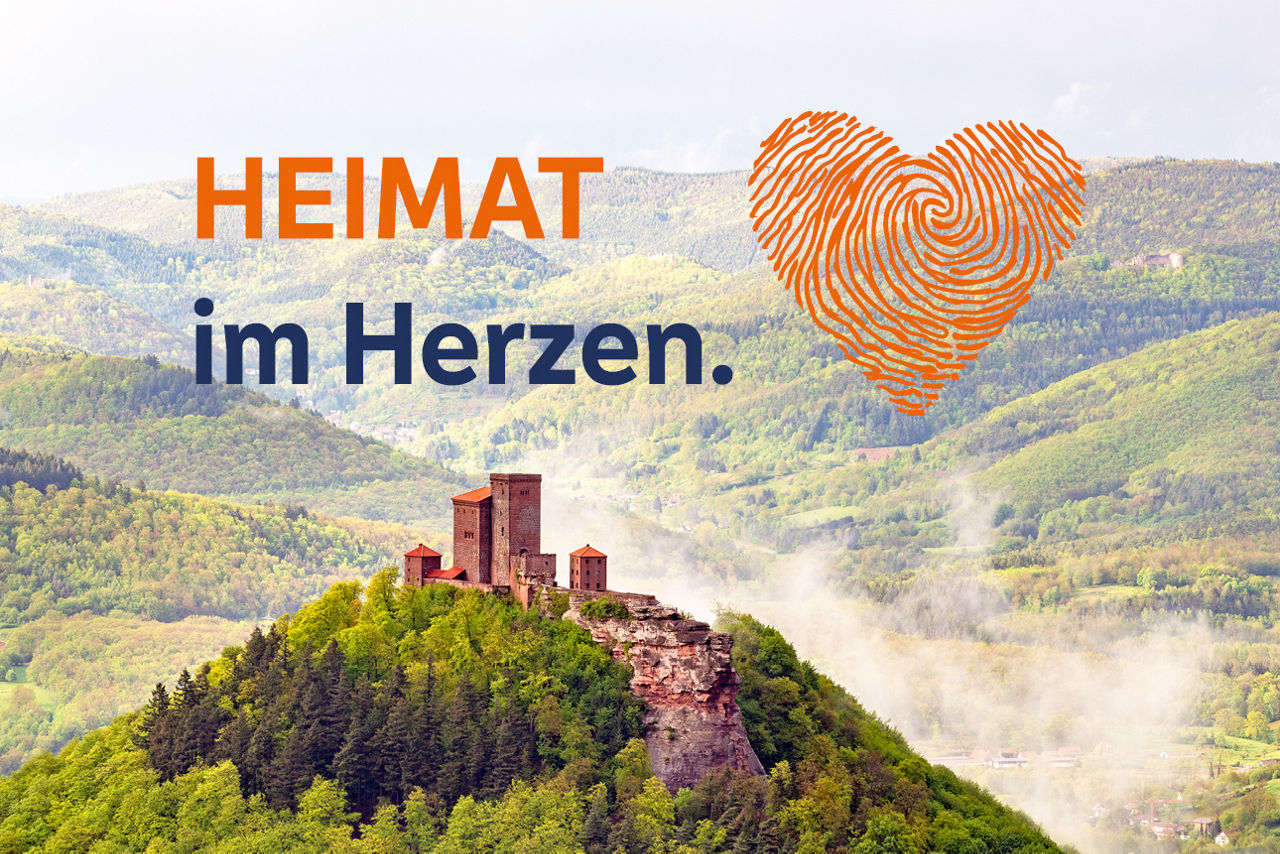 Burg auf bewaldetem Hügel, dahinter Fingerabdruck-Herz und Text ‚HEIMAT im Herzen.