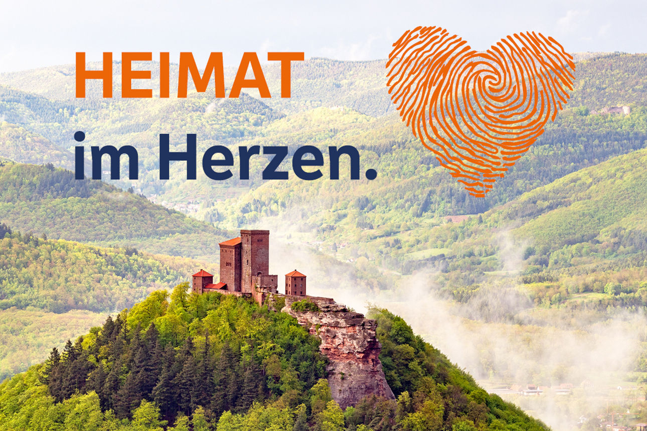 Burg auf bewaldetem Hügel, dahinter Fingerabdruck-Herz und Text ‚HEIMAT im Herzen.