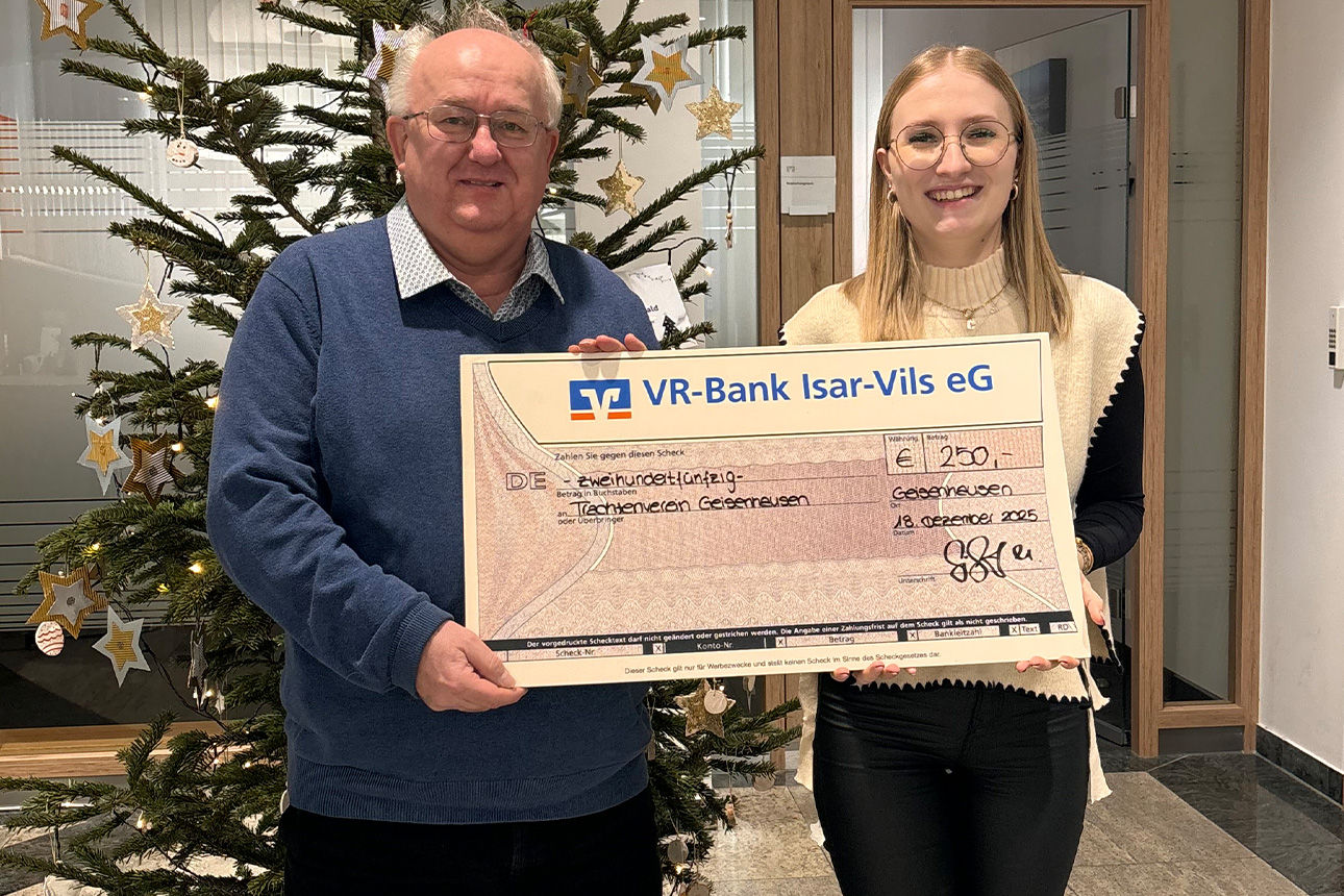 Ein Mann und eine Frau lächeln in die Kamera. Sie halten einen Riesenspendenscheck in der Hand.