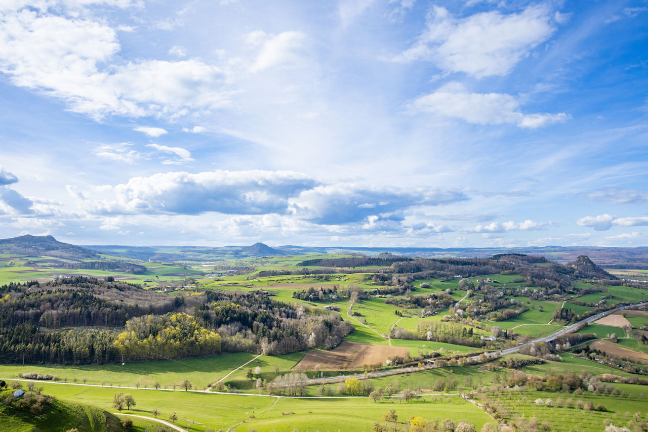 Blick auf das Hegau mit den Vulkanbergen bei leicht bewölktem Himmel