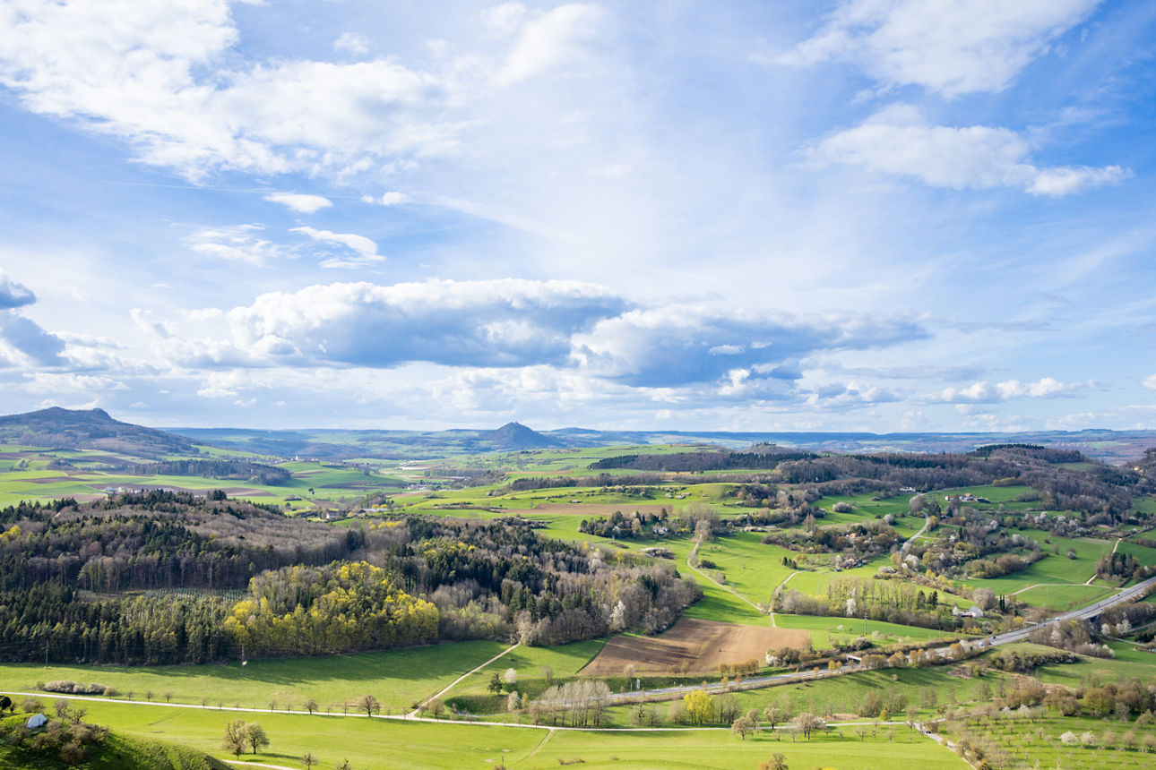 Blick auf die Hegau-Vulkane bei sonnigem bevölktem Himmel