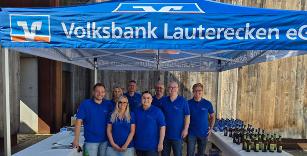 eine Gruppe von Menschen, die für ein Foto posieren