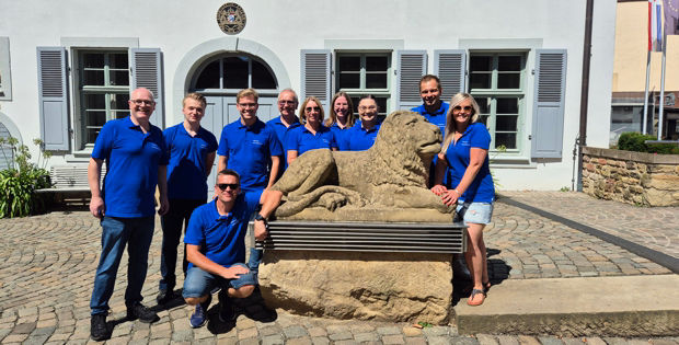 eine Gruppe von Menschen, die für ein Foto posieren