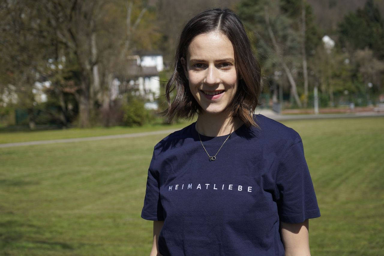 Das Bild zeigt unsere Mitarbeiterin, die ein Heimatliebe Shirt trägt.