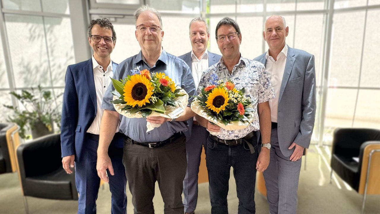 Das Bild zeigt die geehrten Martin Kempf und Bruno Heimburger mit den Vorständen Peter Rottenecker und Reiner Richter