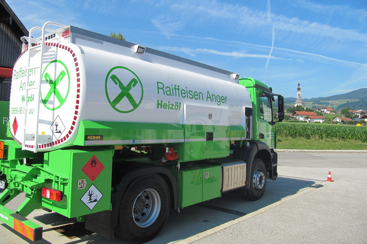 Heizöl LKW mit Aufschrift Raiffeisen Anger