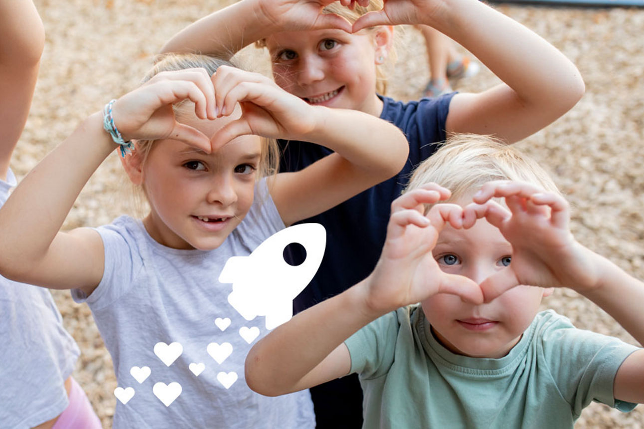Kinder falten Hände zu einem Herz