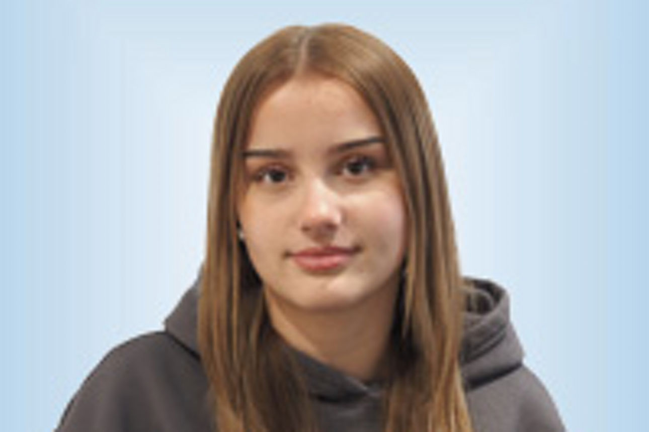 Praktikantin Helena Bischof vor blauen Hintergrund