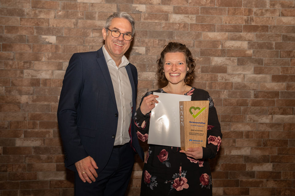 Gruppenbild mit Vorstand Nicolas Mayer und einer Helferin des DRK Oppenau