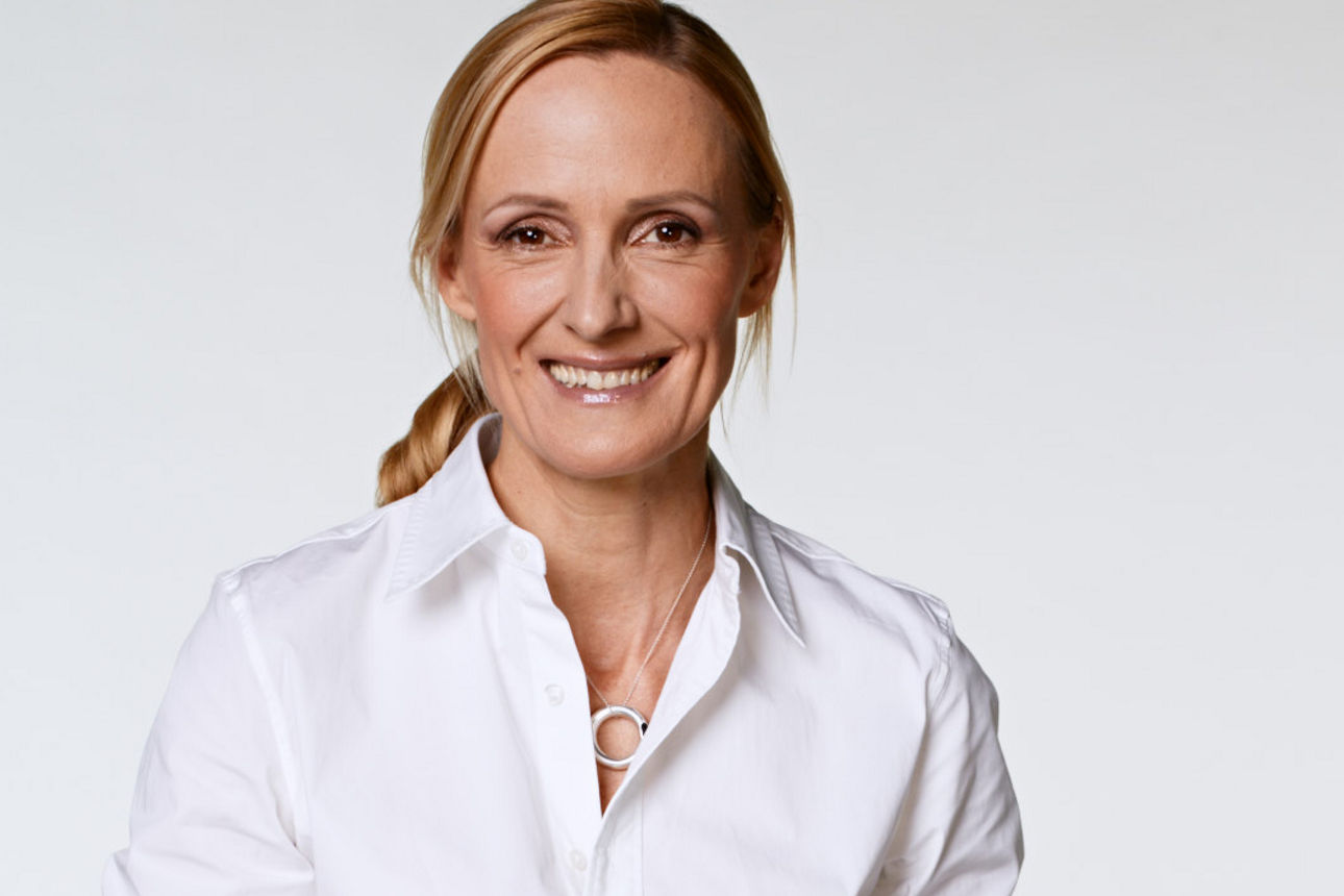 Portriat von Helga Hengge in weißer Bluse