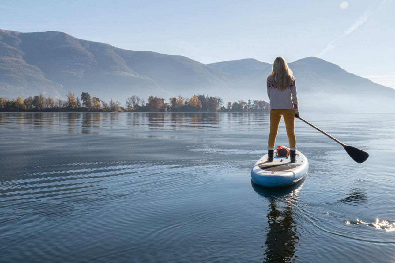 Eine Frau auf einem StandUp-Paddle auf einem See