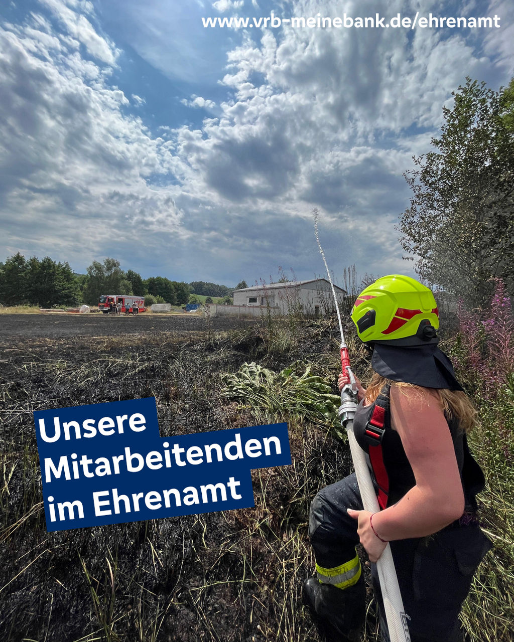 Feuerwehrfrau beim löschen eines Feldbrandes
