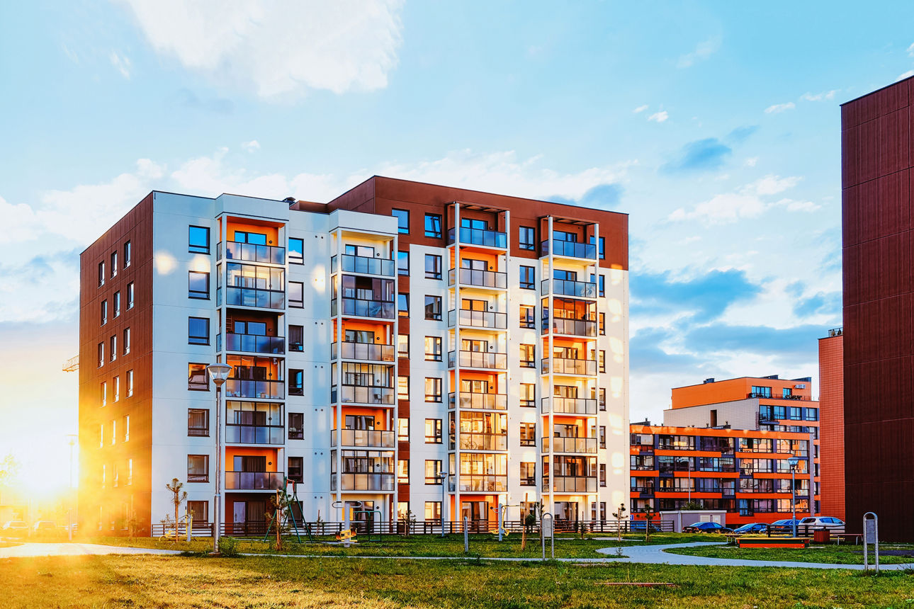 Ein modernes Mehrfamilienhaus