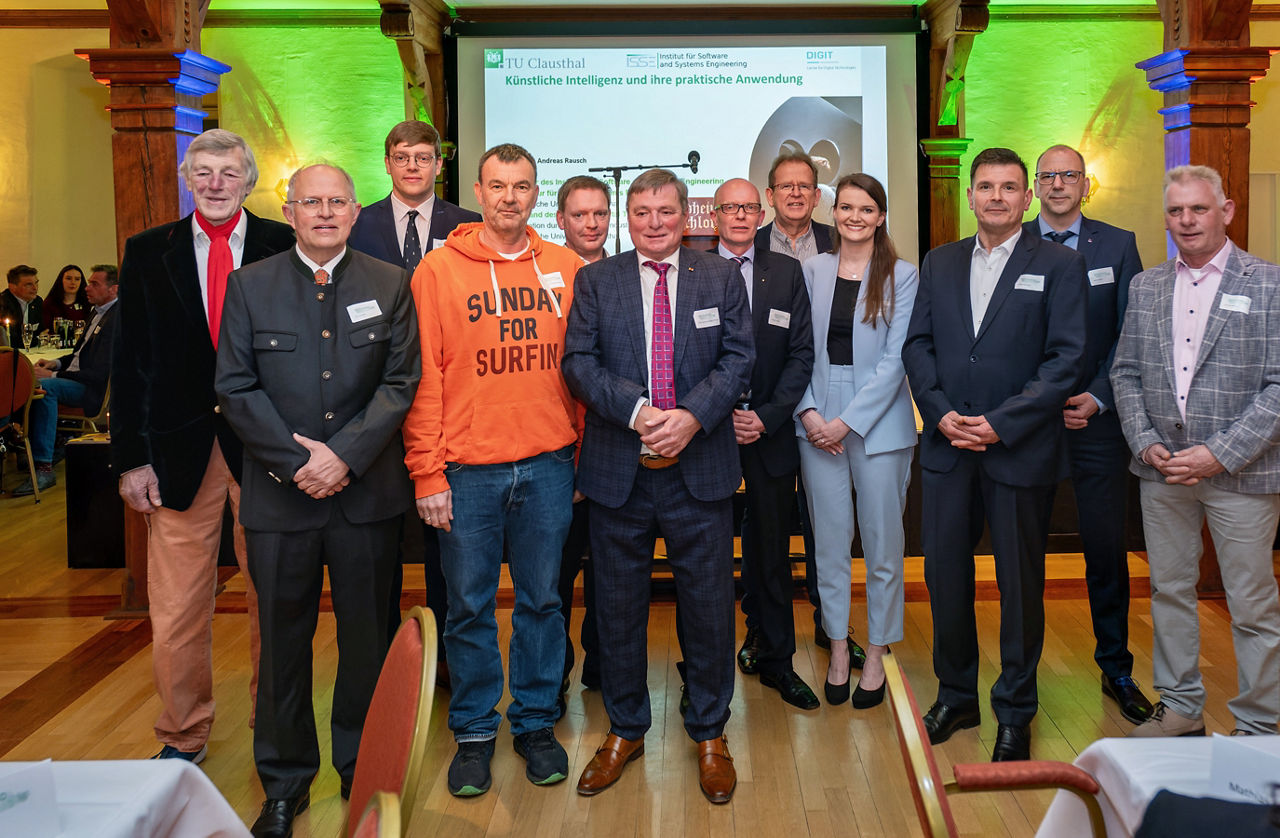Die Sponsoren des Herrenabends um ihren Sprecher Hans-Heinrich Haase-Fricke (Mitte) und Gastredner Andreas Rausch (4.v.li.).