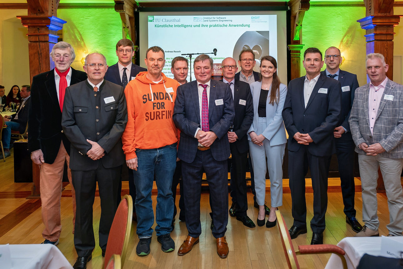 Die Sponsoren des Herrenabends um ihren Sprecher Hans-Heinrich Haase-Fricke (Mitte) und Gastredner Andreas Rausch (4.v.li.).