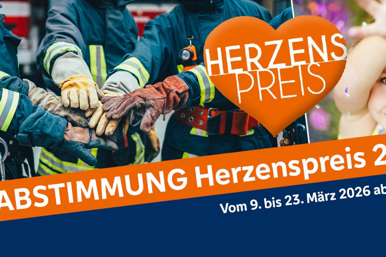 Mann mit Kind auf der Schulter - ein Spielgerät auf dem Spielplatz - Jugendliche im Kreis