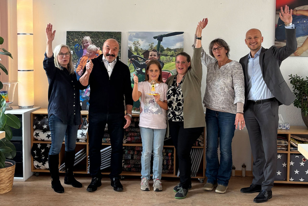 Mitglieder des Sterneninsel e.V. sowie Bodo Common und Dimitrios Meletoudis von der Stiftung der Volksbank Bruchsal-Bretten freuen sich über die überreichte Spende.