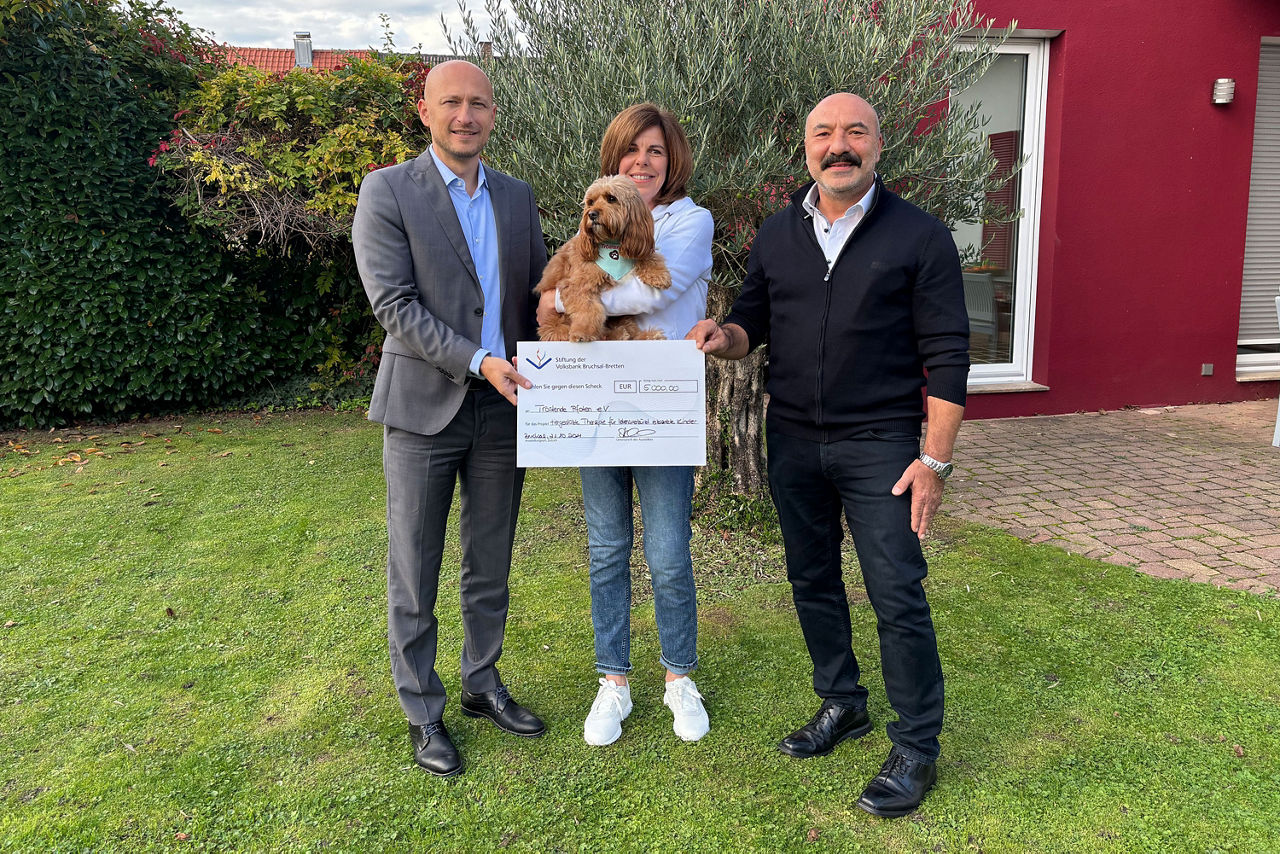 Dimitrios Meletoudis und Bodo Common von der Stiftung der Volkbank Bruchsal-Bretten überreichen den Spendenscheck an den Tröstende Pfoten e.V.