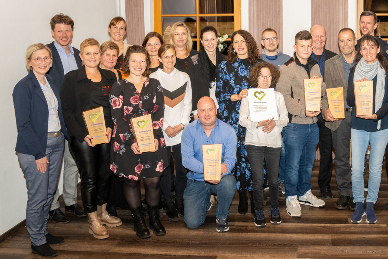 Gruppenbild aller Gewinner des HerzenssachePreises 2024