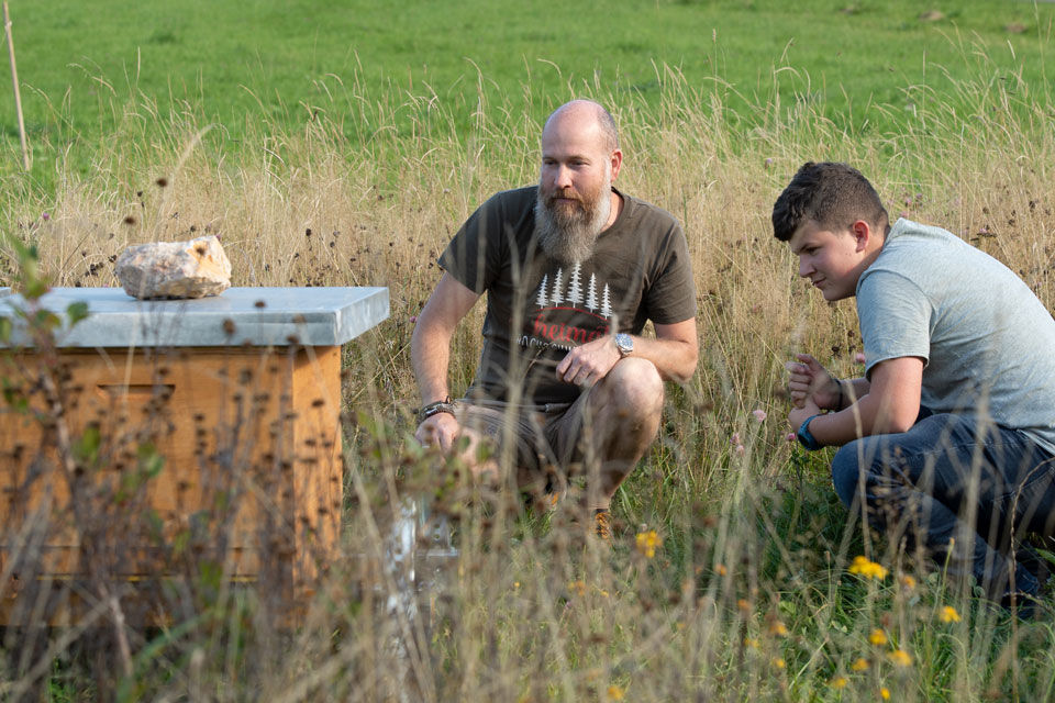 Zwei Männer in der Natur