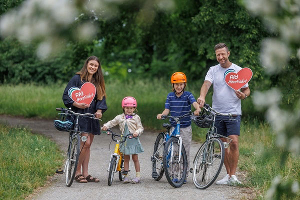Eine Familie fährt zusammen Rad bei der PSD HerzFahrt