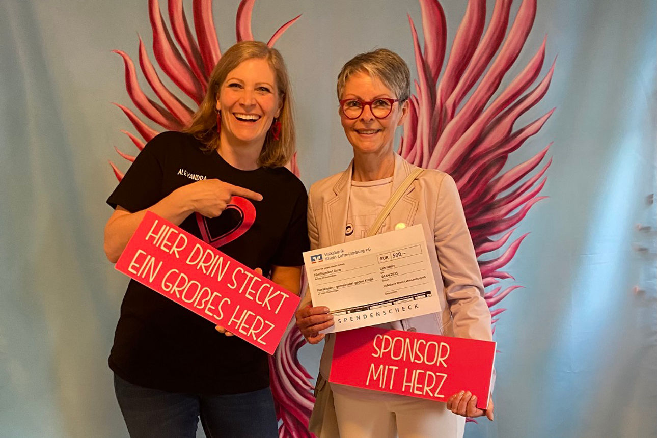  Alexandra Weber, Geschäftsführerin (links) bedankte sich und nimmt den symbolischen Scheck über 500 Euro von Pia Breisig (re