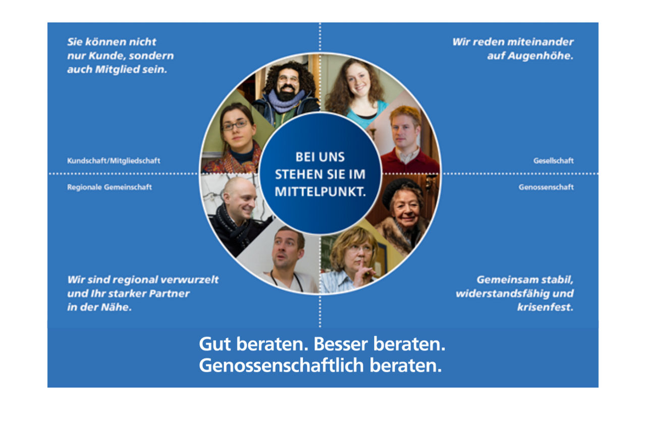 Zwei Männer im Gespräch am Meer