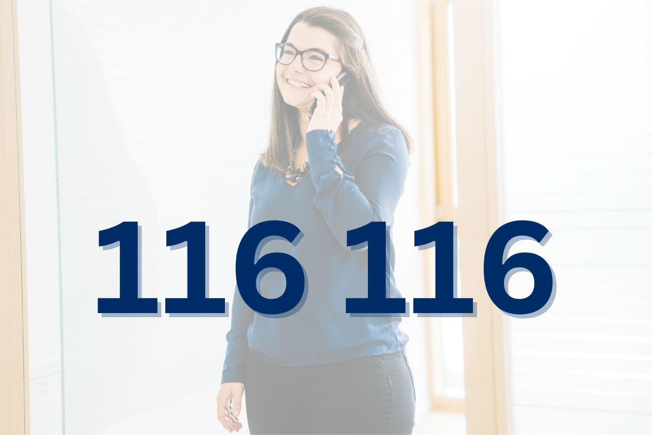 Eine junge Frau tätigt einen Anruf mit ihrem Smartphone