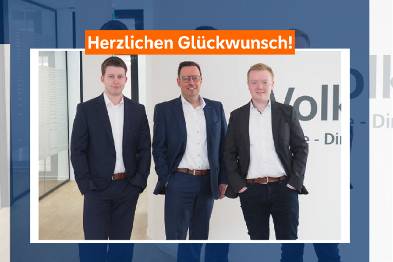 Gratulation zweier Mitarbeiter