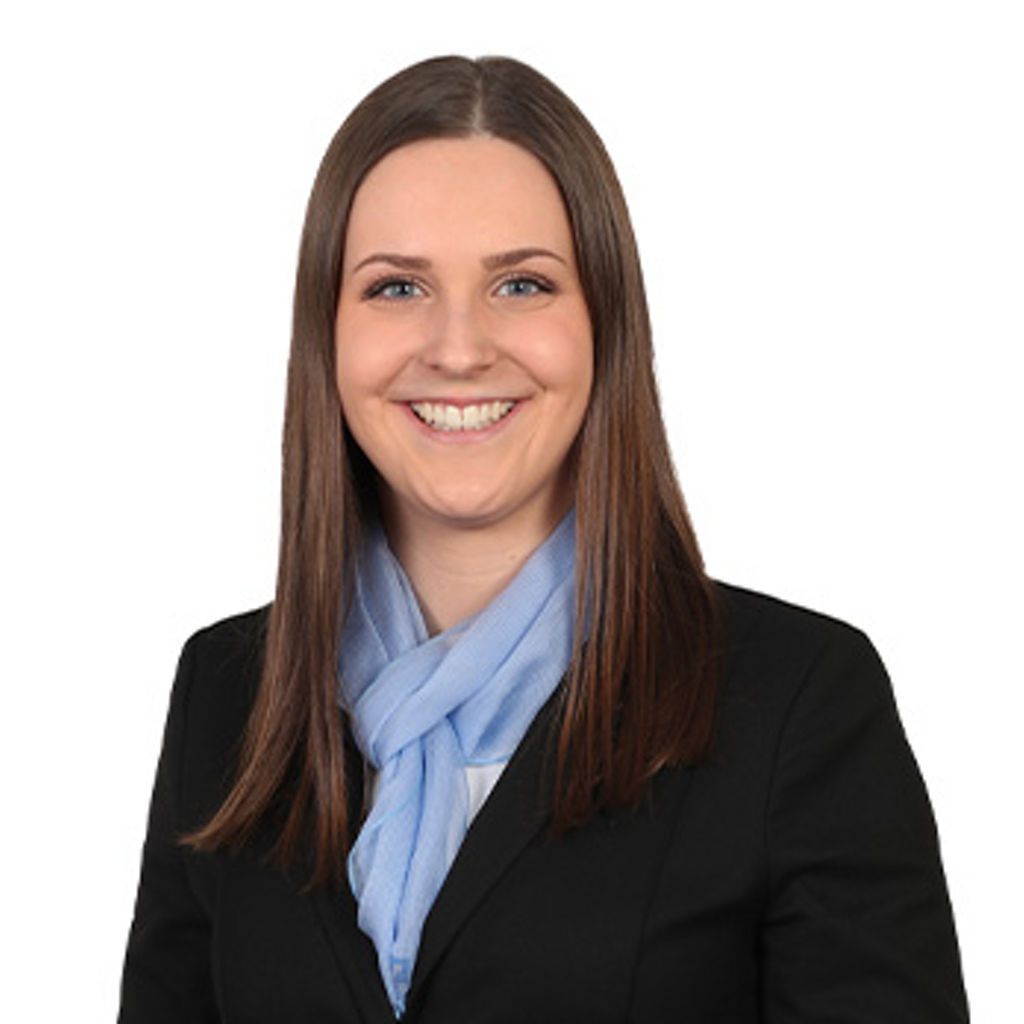 Freundlich lächelnde Frau im Anzug, unsere stellv. Teamleitung KundenDialogCenter Johanna Hiermer