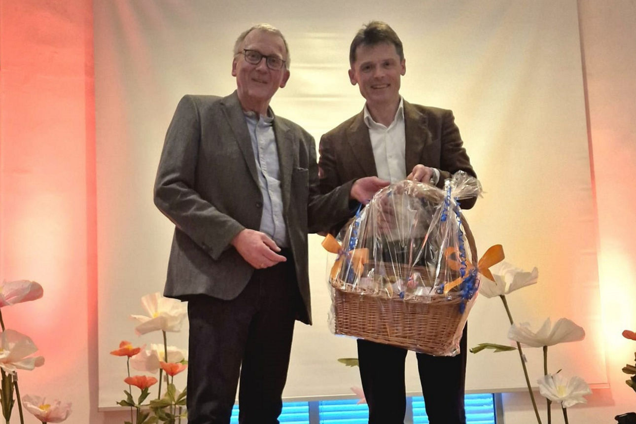 Achim Rieks (links im Bild) und Christoph Gubert (rechts im Bild) halten einen Korb mit Honiggläsern hoch