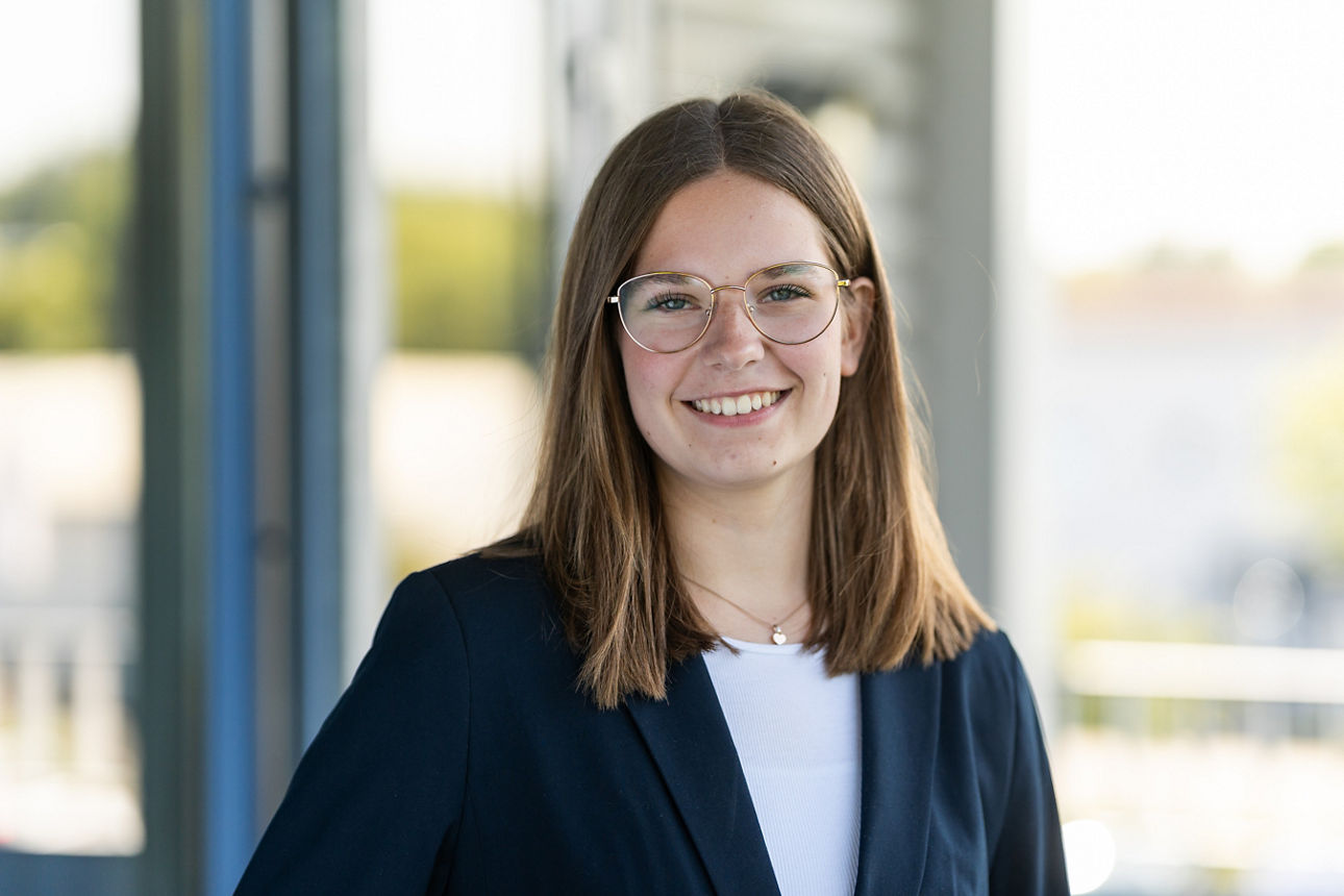 Junge lächelnde Frau mit Brille