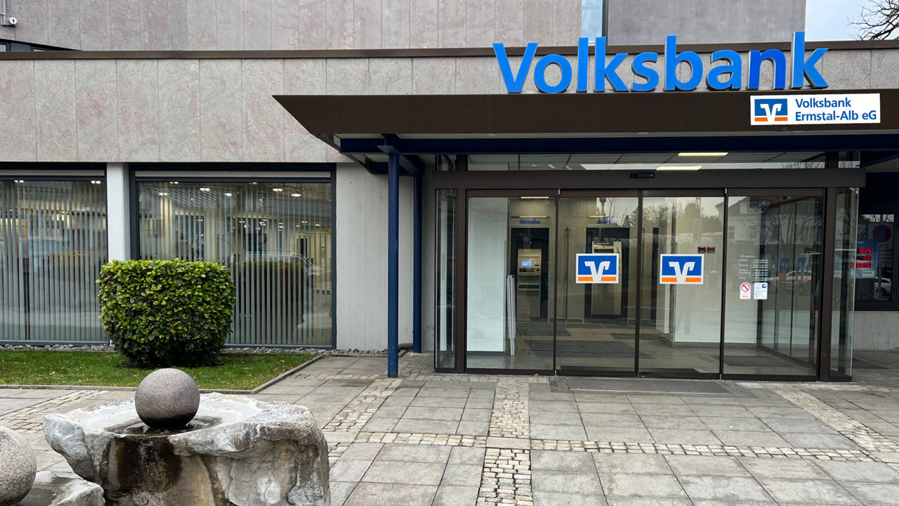 Außenansicht der Hauptstelle der Volksbank Ermstal Alb
