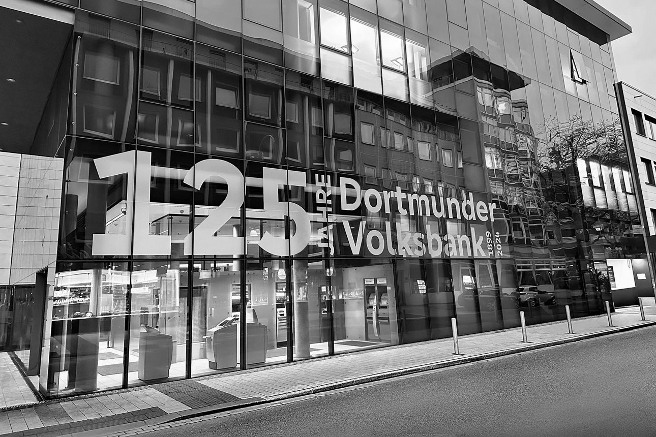 Schriftzug auf dem Bankgebäude 125 Jahre Dortmunder Volksbank