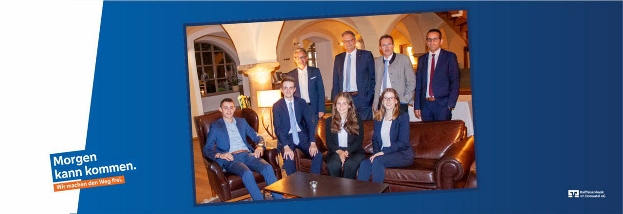 Bild mit mehreren Bank-Mitarbeitern