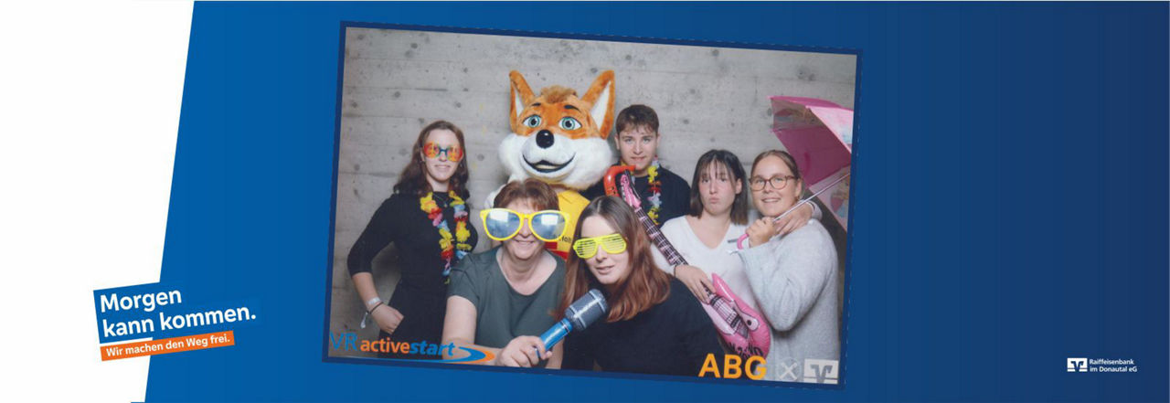 Bild mit Mitarbeitern beim Karaoke